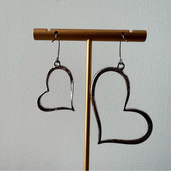 Elegant Silver Heart Earrings - Picture 2 of 3